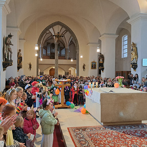 Gemeinsames Lied vor dem Altar
