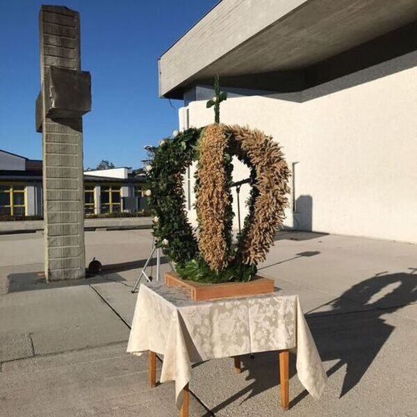 Erntekrone vor der Kirche Langholzfeld