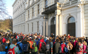 SchülerInnen beim Osterkommuniontag