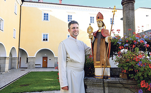 Der Schlägler Chorherr Ewald N. Donhoffer mit einer Statue des Ordensgründers Norbert von Xanten.