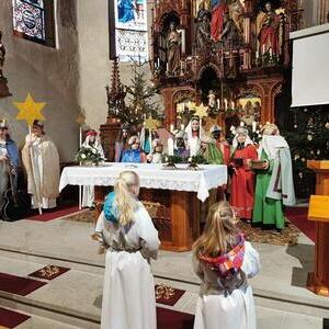 Die Sternsinger:innen sagen ihre Sprüche auf.